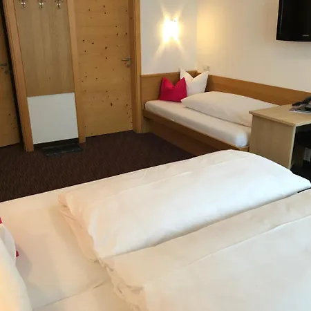 Arlenweg Konukevi 3*